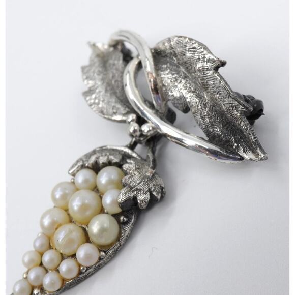 Vintage Tortolani Grape Brooch Silver Tone Faux Pearl Signed - Picture 9 of 12